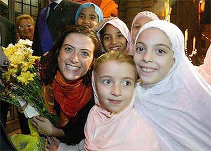 Simona Pari posa con unas niñas musulmanas durante una fiesta de bienvenida en Rimini.