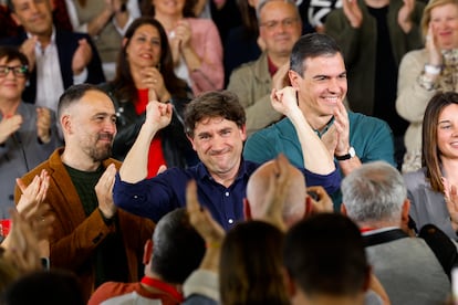 El presidente del Gobierno, Pedro Sánchez (segundo por la derecha) y el candidato socialista a lehendakari, Eneko Andueza (segundo por la izquierda), durante el acto de cierre de campaña del PSOE-PSE de las elecciones vascas, este viernes en Bilbao.