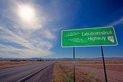 Entrada a la Extraterrestrial Highway, como se conoce a la autopista 375 de Nevada que rodea el Area 51, cerca de Tonopah (Estados Unidos).