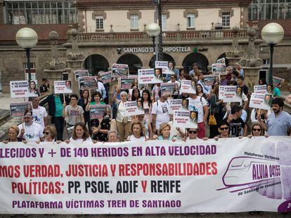 Protesta del víctimas del Alvia en julio de 2018 en la estación de Santiago.
