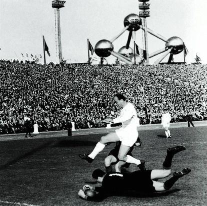 Soldan, portero del Milan, atrapa el balón ante Di Stéfano en la final de 1958.