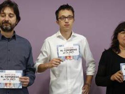 &Iacute;&ntilde;igo Errej&oacute;n, entre Rafael Mayoral y Auxiliadora Honorato. 