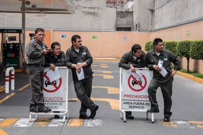 Varios empleados de una gasolinera de Pemex en la Ciudad de México.