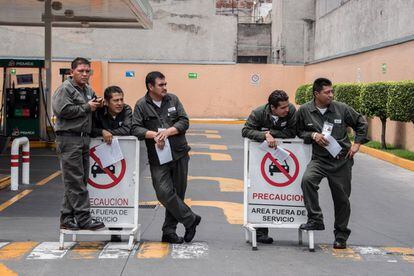 Varios empleados de una gasolinera de Pemex en la Ciudad de M&eacute;xico.