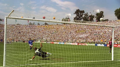 Baggio dispara alto ante Taffarel en la final del Mundial de 1994 entre Brasil e Italia.