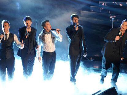 Desde la izquierda, Barlow, Orange, Owen, Donald y Williams, en su reencuentro en 2011. Abajo, la &#039;boy band&#039; en sus inicios. 