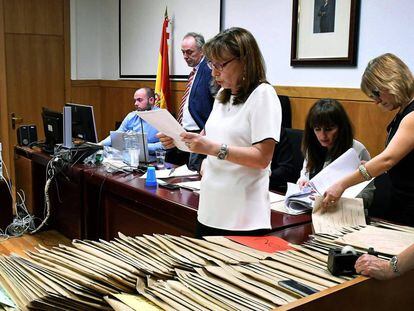 Un momento del recuento oficial realizado por la Junta Electoral de las elecciones municipales de León.
