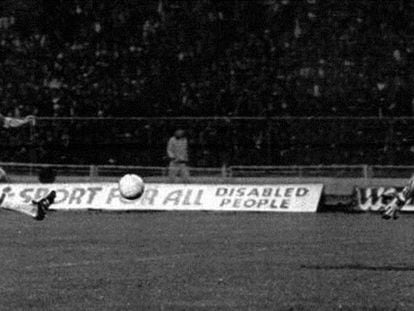 Satrústegui dispara ante Clemence en el Inglaterra-España disputado en Wembley el 25 de marzo de 1981.