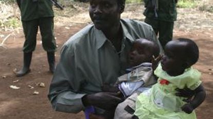 El fugitivo Joseph Kony, con sus hijos en 2008.