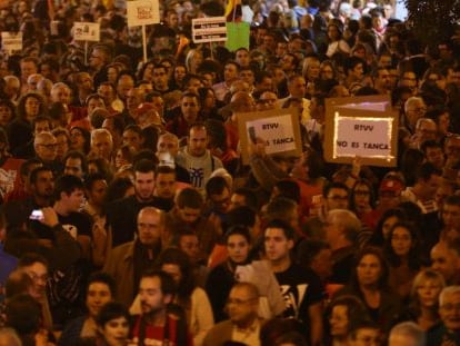 Asistentes a la manifestaci&oacute;n contra el cierre de RTVV.