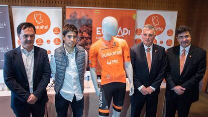 Jesús Ezkurdia, a la izquierda, junto a Mikel Landa y dirigentes del Euskaltel.