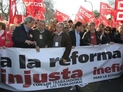 Los secretarios generales de UGT, C&aacute;ndido M&eacute;ndez, y de CCOO, Ignacio Fern&aacute;ndez Toxo, junto a otros dirigentes sindicales.
 