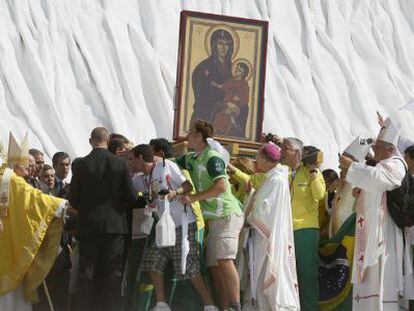 Peregrinos saludan al Papa en el aeródromo de Cuatro Vientos.