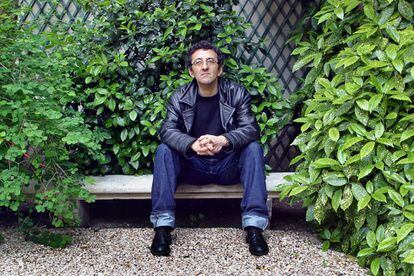 Roberto Bola&ntilde;o, fotografiado en 2002.