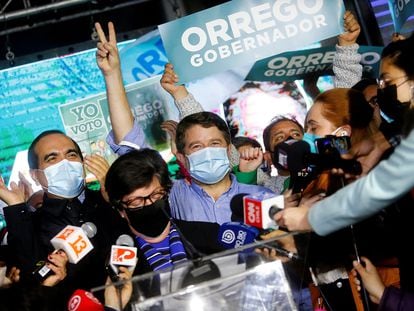 El electo gobernador, Claudio Orrego, celebra su victoria en Santiago de Chile.