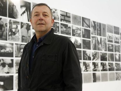 Vicente Todolí, el pasado sábado, frente a uno de los mosaicos fotográficos de la exposición La mirada de las cosas, de Bombas Gens, en Valencia/ 