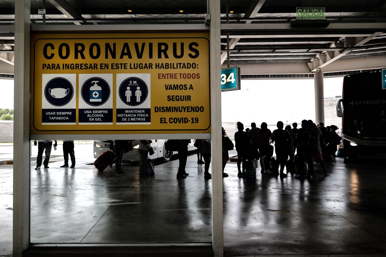 Varias personas transitan en una terminal de transporte este lunes, en Buenos Aires (Argentina).