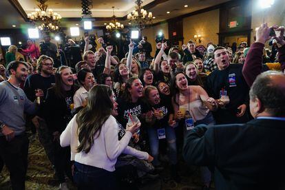 Seguidores de Maggie Hasan, demócrata de New Hampshire, festejan en un evento electoral.