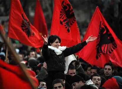 Una albanokosovar saluda a la multitud que celebra en Pristina la independencia de Kosovo en febrero.