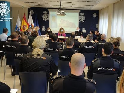 Agentes de la Policía Nacional se forman en la lucha contra los delitos de odio, en Cantabria.