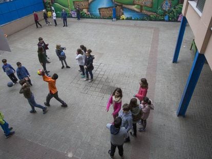 Nens al pati d'una escola de Barcelona.