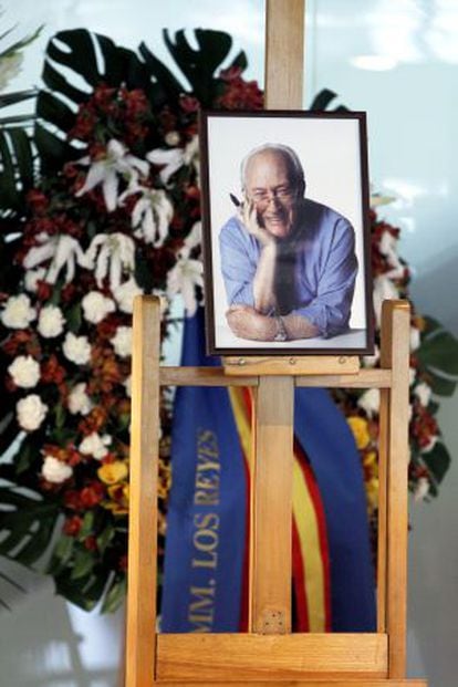Fotografía de Antonio Mingote en la capilla ardiente.