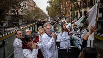 Varios miembros del sindicato de médicos (Amyts) en la planta superior del autobús que ha recorrido cuatro centros de salud de Madrid.