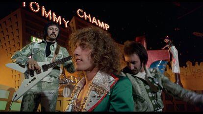 'Tommy' fue a The Who lo que 'Rock and roll circus' a los Rolling Stones: una explosión de música, color y chaladura en la que participaron amigos con Elton John (al fondo de la foto, sobre zancos tocando el piano) o Ringo Starr.