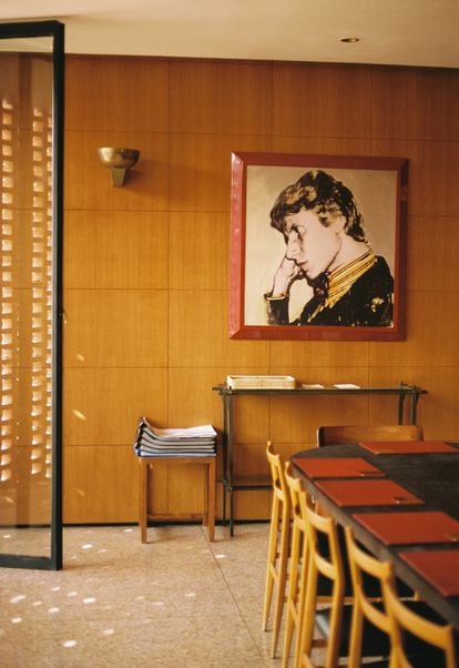 Protegido del exterior por una celosía de terracota, El 'Warhol' de Yves Saint Laurent preside la sala de reuniones del museo del diseñador en Marrakech.