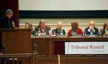 El cantautor Lluís Llach durante su intervención hoy durante la primera sesión del Tribunal Russell sobre Palestina
