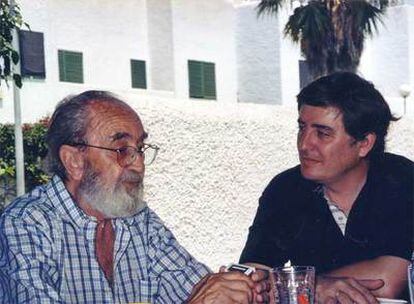 Ángel González con Luis García Montero en una foto familiar
