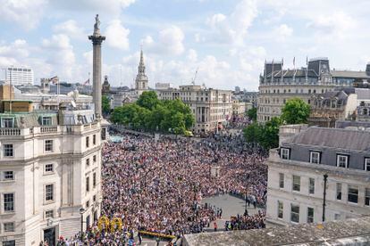 Miles de personas asisten al 'Trooping Colour' en el centro de Londres.  El palacio de Buckingham divulgó el miércoles por la noche un mensaje oficial de la reina en el que agradecía su participación en el Jubileo a sus súbditos “en el Reino Unido y en toda la Commonwealth”, así como a los organizadores de los festejos por su trabajo.
