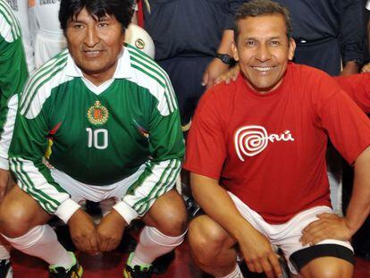 Ollana Humala (D) junto a Evo Morales en un partido de fútbol sala el pasado 22 de diciembre en Cuzco.