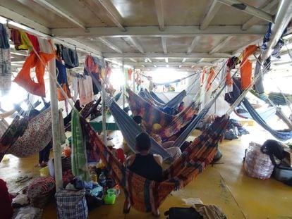 Viajar en la cubierta de un carguero (aquí, el 'Henry 8') es la mejor opción para surcar el Amazonas.