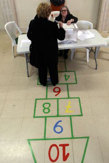 Una mujer vota en Barcelona.