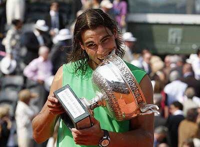 Rafael Nadal, ayer, con el trofeo del torneo Roland Garros.