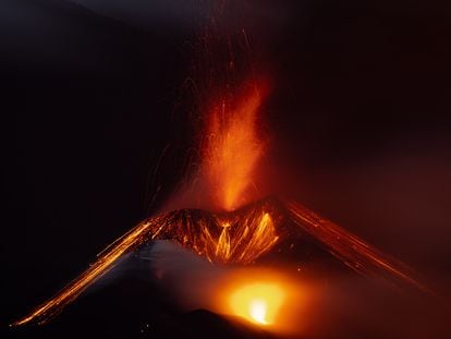Erupción del volcán de La Palma vista desde la montana de Triana, este sábado.