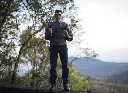 James Wooden, fuera de su cabaña en la sierra de Taxco, Guerrero.