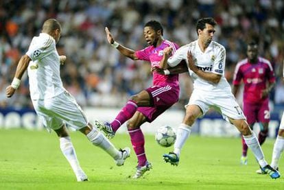 Pepe y Arbeloa disputan un balón con Bastos.