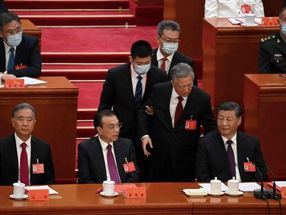 El expresidente chino, Hu Jintao (segundo por la derecha, de pie), se dirige al actual presidente, Xi Jinping, en el momento en el que es expulsado del Congreso del Partido Comunista Chino.