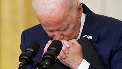 El presidente Joe Biden agacha la cabeza, mientras escucha una pregunta sobre los atentados con bombas en el aeropuerto de Kabul, el 26 de agosto en la Casa Blanca.