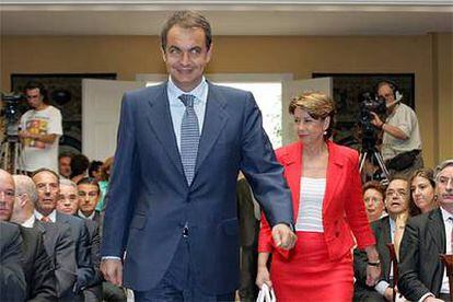 El presidente, José Luis Rodríguez Zapatero, y la ministra de Fomento, Magdalena Álvárez, en la presentación del PEIT.