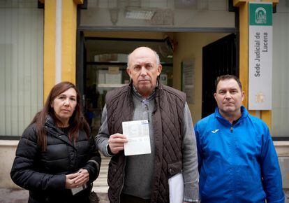 De izquierda de derecha, Dolores Pino, Juan Pino y José Antonio Pérez, afectados por la estafa, a las puertas de los juzgados de Lucena, este lunes.
