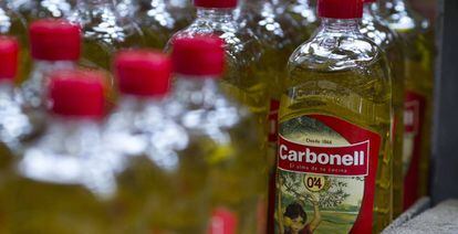 Botellas de aceite de Carbonell, marca que pertenece a Deoleo.