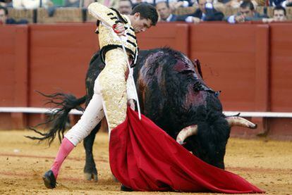 Daniel Luque con su tercer toro de la tarde.