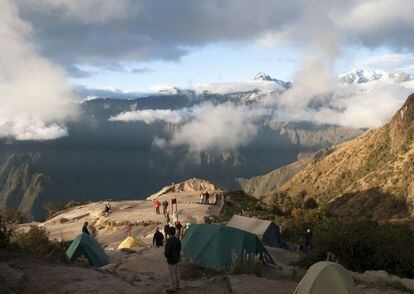 Campamento situado junto a uno de los miradores del Camino Inca.