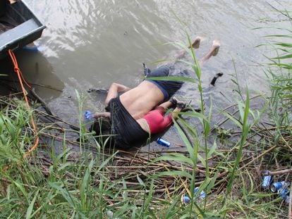Los cuerpos sin vida de un hombre y su bebé a orillas del Río Bravo.