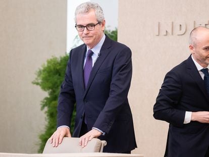 El presidente de Inditex, Pablo Isla, junto al consejero delegado, Óscar García Maceiras, durante la presentación de los resultados este miércoles en Arteixo (A Coruña).