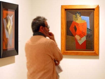 Una persona observa una de las obras expuestas que el Bellas Artes de Bilbao dedica a la evoluci&oacute;n del cubismo.