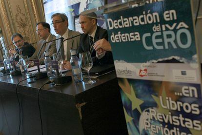 La rueda de prensa convocada por asociaciones de editores y libreros en la casa de América de Madrid para pedir el IVA cero en todas las publicaciones impresas y digitales.